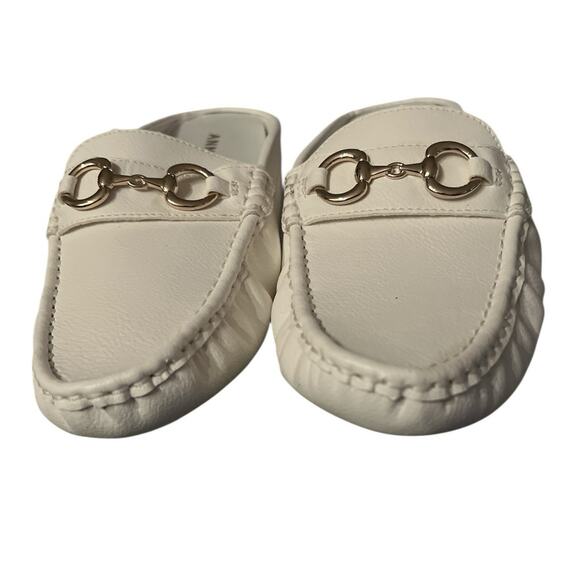 NWOT Anne Klein Cooper Mule Shoe in White with Gold Adornment Size 9.5 - Picture 2 of 5